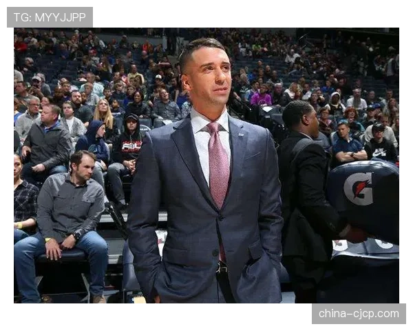 森林狼主场为功勋教练桑德斯举办雕像揭幕仪式