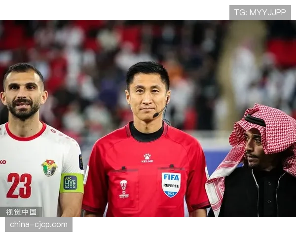 主裁判查看VAR后取消点球判罚，阿尔梅里亚主场嘘声四起