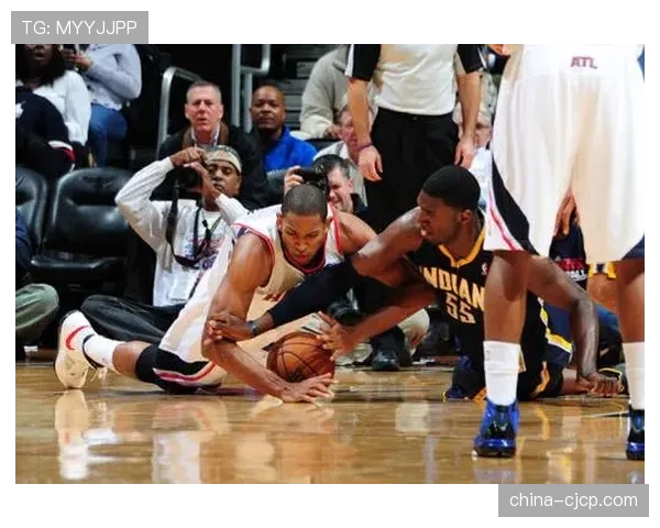 转播镜头捕捉:场边教练向球员疯狂比划手势,强调“丢球后立刻反抢” 转播镜头捕捉:场边教练向球员疯狂比划手势,强调“丢球后立刻反抢”